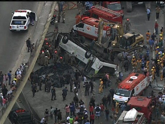 Ônibus cai de viaduto sobre Av. Brasil e deixa sete mortos no Rio. Foto: reprodução da TV Globo. 
